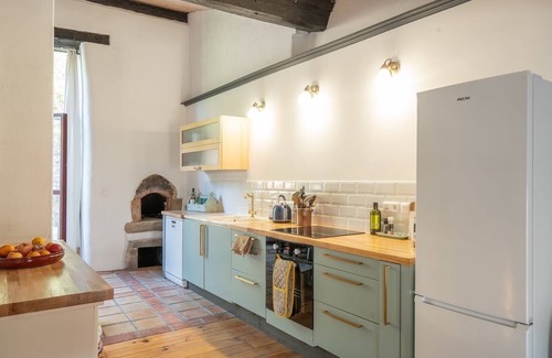 Escouloubre-les-bains Casa | Light and airy 4 bed village house with games room, close to swimming lakes.