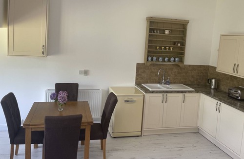 South Brent Cabina | Light and Airy Lodge in Devon Countryside