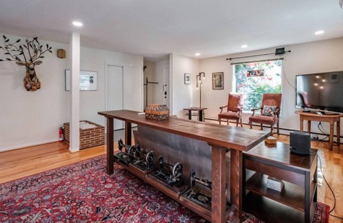 College Hill Casa | Light and bright apartment in the heart of Eugene