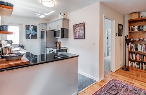 College Hill Casa | Light and bright apartment in the heart of Eugene