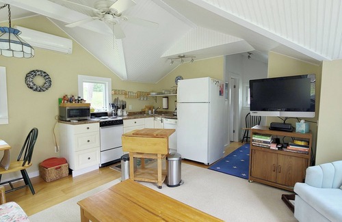 Wellfleet Cabaña | Light & Bright 2BD Cottage--A/C, Deck, Walk to Powers Landing or Mayo Beach