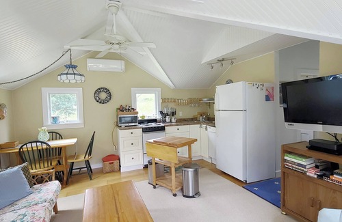 Wellfleet Cabaña | Light & Bright 2BD Cottage--A/C, Deck, Walk to Powers Landing or Mayo Beach