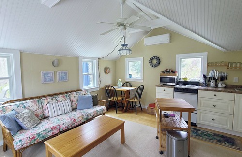 Wellfleet Cabaña | Light & Bright 2BD Cottage--A/C, Deck, Walk to Powers Landing or Mayo Beach