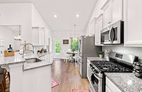 Red Hill Casa | Light & Bright 3BR w/ Backyard on Golf Course