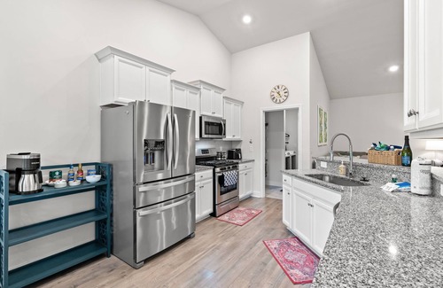 Red Hill Casa | Light & Bright 3BR w/ Backyard on Golf Course