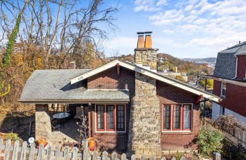 Pittsburgh Casa | Light-Bright with Craftsman Character and Views