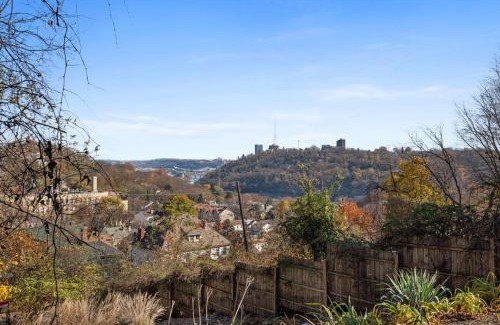 Pittsburgh Casa | Light-Bright with Craftsman Character and Views