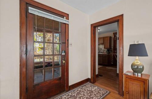 Pittsburgh Casa | Light-Bright with Craftsman Character and Views
