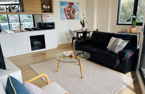 Flemington Apartamento | Light-Filled 2BR Apt w/Balcony + Free Parking - Near Flemington Racecourse