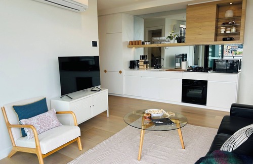 Flemington Apartamento | Light-Filled 2BR Apt w/Balcony + Free Parking - Near Flemington Racecourse