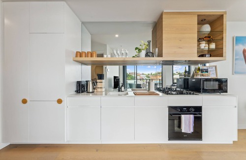 Flemington Apartamento | Light-Filled 2BR Apt w/Balcony + Free Parking - Near Flemington Racecourse