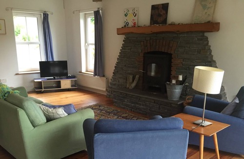 Derry Casa | Casa costera irlandesa llena de luz con plan abierto