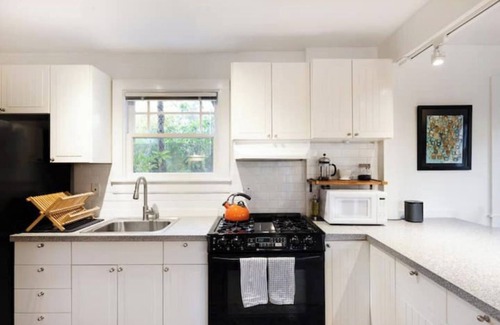 Bushrod Condominio | Light-filled home with great outdoor space