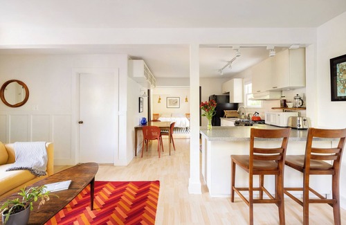 Bushrod Condominio | Light-filled home with great outdoor space