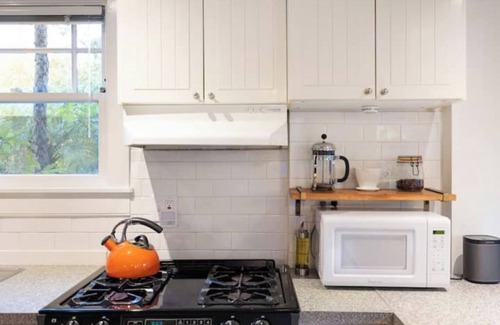 Bushrod Condominio | Light-filled home with great outdoor space