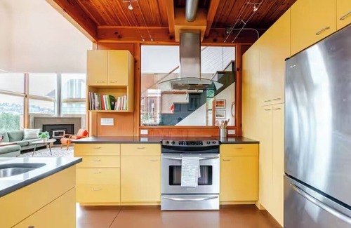 Southeast Magnolia Casa | Light Filled Home with Sauna, Soaking Tub, King Bed, Parking, Office & Pets OK