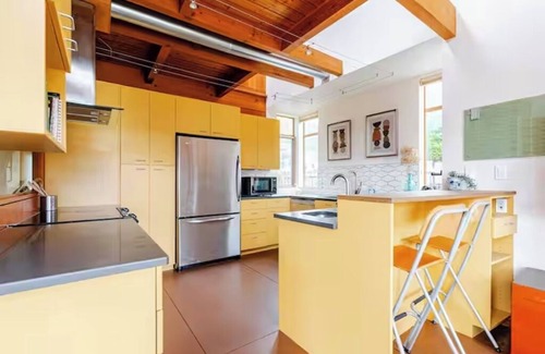 Southeast Magnolia Casa | Light Filled Home with Sauna, Soaking Tub, King Bed, Parking, Office & Pets OK