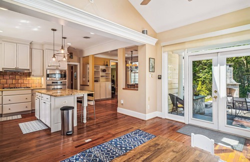 North Bethesda Casa | Light-Filled Secluded Estate