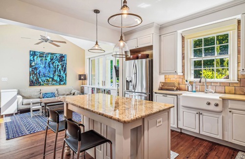 North Bethesda Casa | Light-Filled Secluded Estate