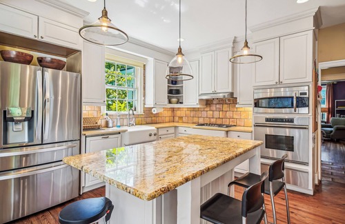 North Bethesda Casa | Light-Filled Secluded Estate