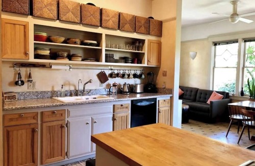 Emeryville Casa | Light-filled spacious home with lovely gardens