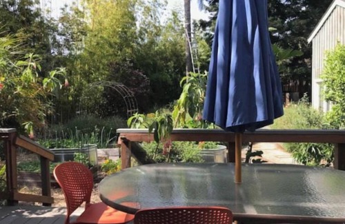 Emeryville Casa | Light-filled spacious home with lovely gardens
