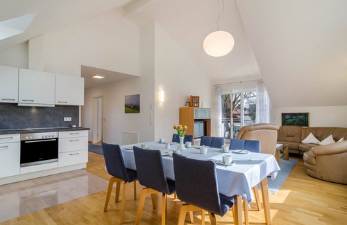Ueberlingen Apartamento | Light-Flooded Holiday Apartment “Haus Buche” close to Lake Constance with Wi-Fi, Balcony & Garden; Parking Available