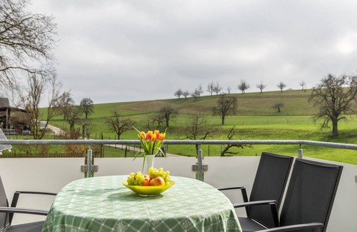 Ueberlingen Apartamento | Light-Flooded Holiday Apartment “Haus Buche” close to Lake Constance with Wi-Fi, Balcony & Garden; Parking Available
