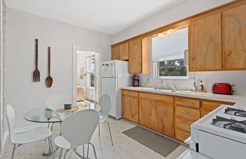 Old Town Apartamento | Light & Lovely Modern Farmhouse in Old Town