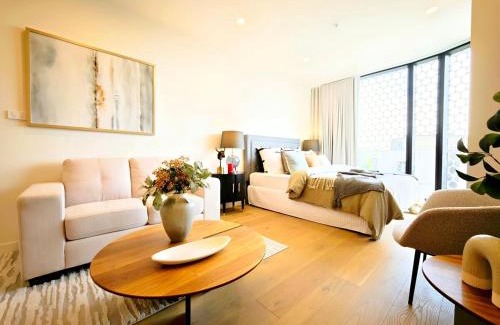 Box Hill Apartamento | Light luxury hotel-style suite in the core of Box Hill, with everything you need for dining and entertainment downstairs