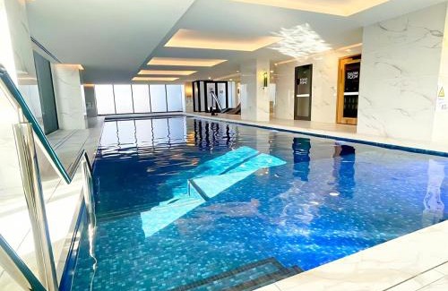 Box Hill Apartamento | Light luxury hotel-style suite in the core of Box Hill, with everything you need for dining and entertainment downstairs