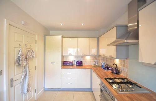 Worthing Casa | Light, modern townhouse with patio, a minute from beach; child- and pet-friendly