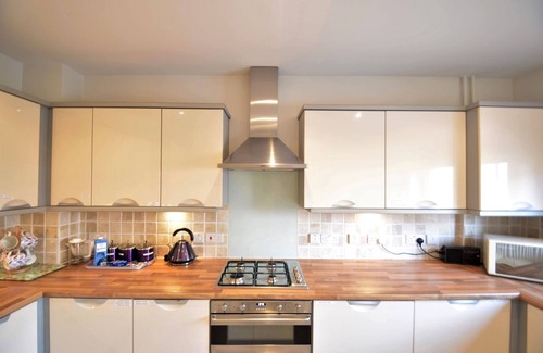 Worthing Casa | Light, modern townhouse with patio, a minute from beach; child- and pet-friendly