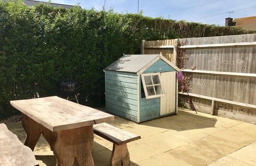Worthing Casa | Light, modern townhouse with patio, a minute from beach; child- and pet-friendly