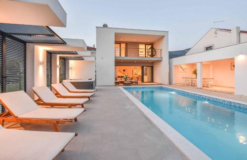 Kastela Villa | Light Star I