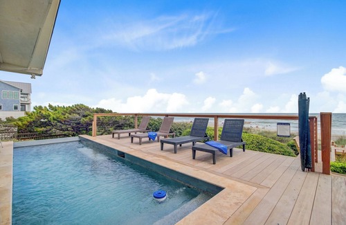 Folly Beach Casa | Lighthouse by AvantStay | Beachfront View Home w/ Pool Table & Ping Pong