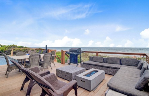 Folly Beach Casa | Lighthouse by AvantStay | Beachfront View Home w/ Pool Table & Ping Pong