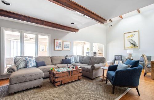 Folly Beach Casa | Lighthouse by AvantStay Beachfront View Home w Pool Table Ping Pong