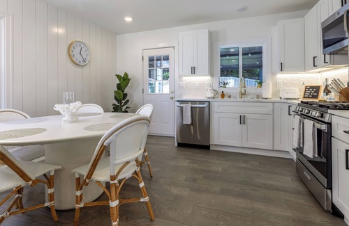 Alki Casa | Lighthouse Cottage on West Seattle's Alki Beach