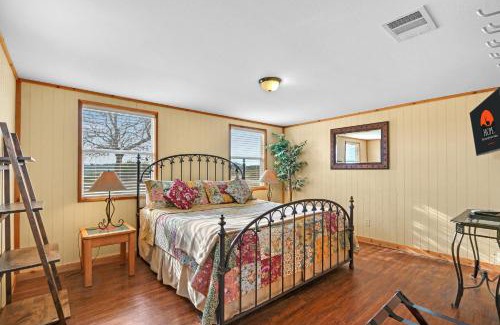 Johnson City Casa | Lighthouse Hill Ranch - Grey House