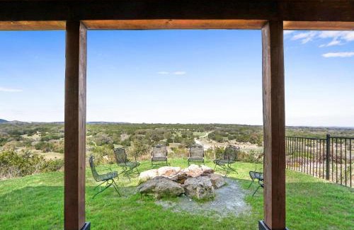 Johnson City Casa | Lighthouse Hill Ranch - Log Home