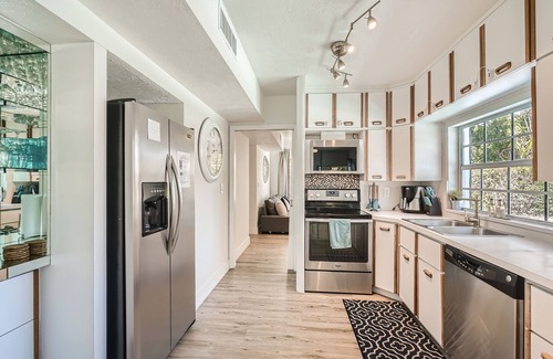 Lighthouse Point Casa | Lighthouse Point Beach Home: 10 min to beach 🏖️, sleeps 10, pool 🏊‍♀️, golf, pickle🎾
