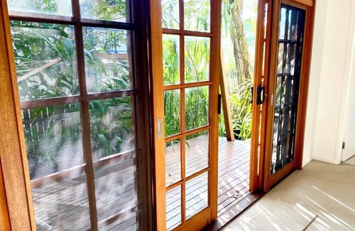 Mullumbimby Apartamento | Like new, lovely Apartment.Plenty of light and walk to Town.