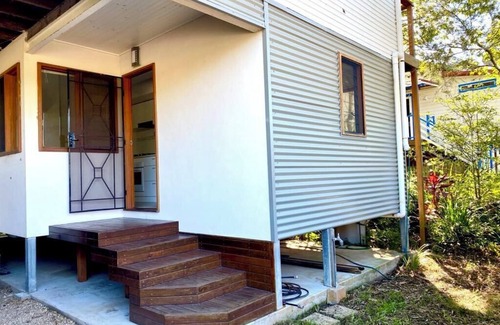 Mullumbimby Apartamento | Like new, lovely Apartment.Plenty of light and walk to Town.