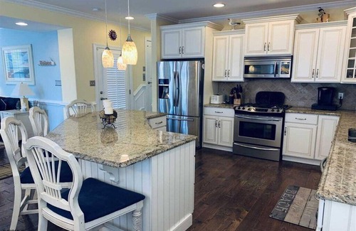 North End Condominio | Like New Luxurious North End Cottage Beach Block