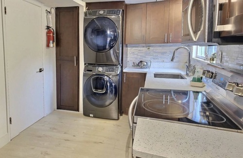 District of North Vancouver Apartamento | Like new Suite with full kitchen and private bath
