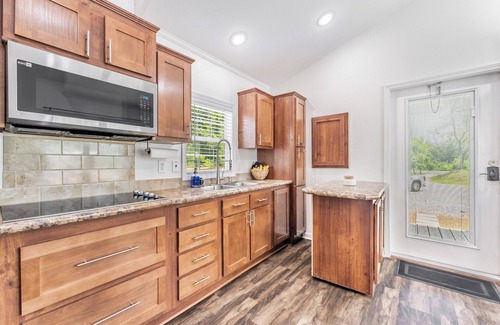 Siloam Springs Cabaña | Lil' Cottage in the Woods