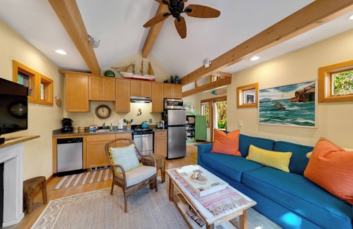 Manzanita Casa | Lil Love Shack-30+stay. Adorable beach house 1 1/2 blocks to beach, Dog ok