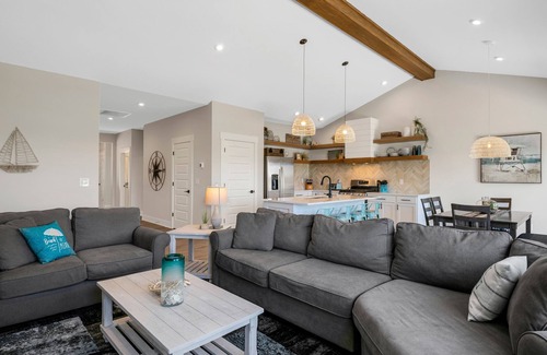 Canadian Lakes Casa | Lil' Nauti: A Splash of Luxury for Your Summer Escape