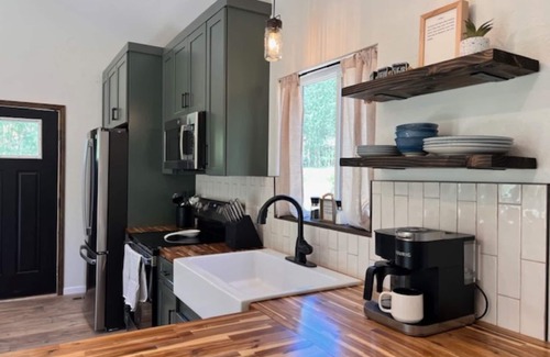 Lake George Cabina | Lil' White Buffalo - Tiny Lakehouse Glamping Cabin + RV Hookup